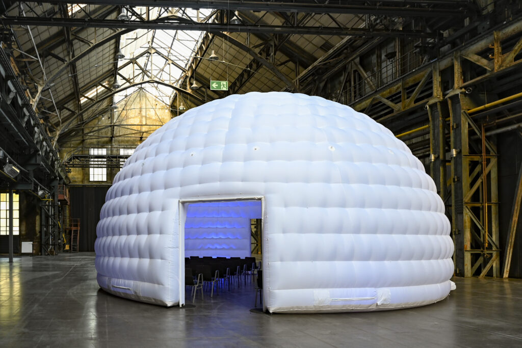 Ein aufblasbarer Quickspace Dome in dem die Masterclass des Vergabesymposiums stattfindet