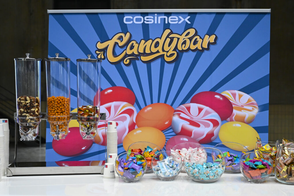Diverse Süßigkeiten stehen in Gefäßen auf einem Tisch und bilden die cosinex Candybar
